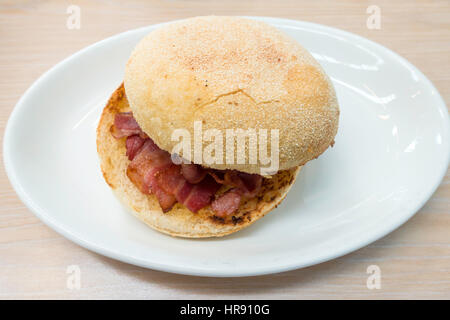 Guten Mittag Snack Schinken Sandwich in einem weißen Brötchen oder bap Stockfoto