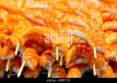 Krabbenfleisch auf einem Holzstab Stockfoto