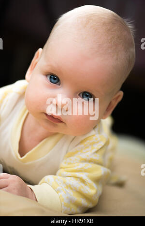 süße verträumte kleine Baby Mädchen Porträt Stockfoto