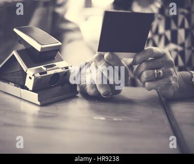 Nahaufnahme paar Überprüfung Sofortbild-Kamera-Bild Stockfoto