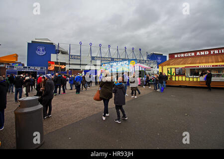 Fans starten im Goodison Park ankommen für Everton Heimspiel gegen Sunderland, Liverpool UK Stockfoto