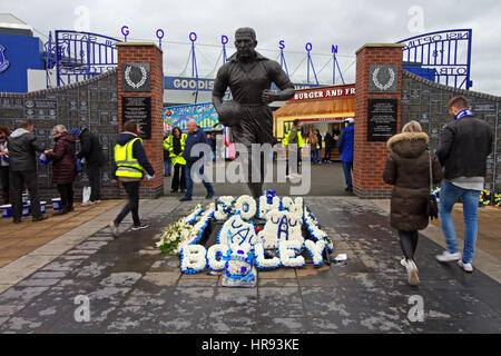 Dixie Dean Statue und Wall of Fame vor dem FC Everton Football Club Stadion. Liverpool Vereinigtes Königreich. Stockfoto