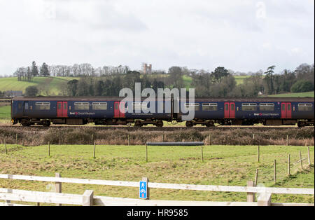 First Great Western Firma Personenzug durch englische Landschaft südlich von Exeter in Süd Devon UK Stockfoto
