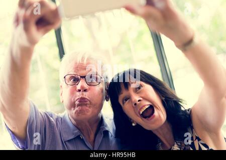 Älteres paar unter Selfie zusammen Stockfoto