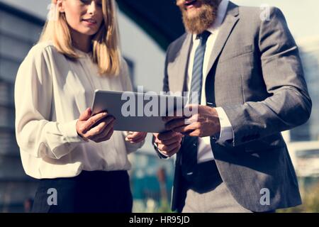 Unternehmer-Frauen reden Hände halten Tablet Stockfoto