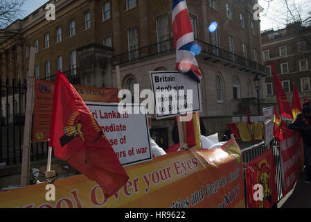 London, UK. 28. Februar 2017. Tamil Demonstranten gegen die Regierung Sri Lankas, um die Befreiung der Gefangenen Bürgerkrieg bitten. Der Protest beinhaltet einen Hungerstreik begonnen, die derzeit in der ersten Woche ist. Bildnachweis: Alberto Pezzali/Pacific Press/Alamy Live-Nachrichten Stockfoto