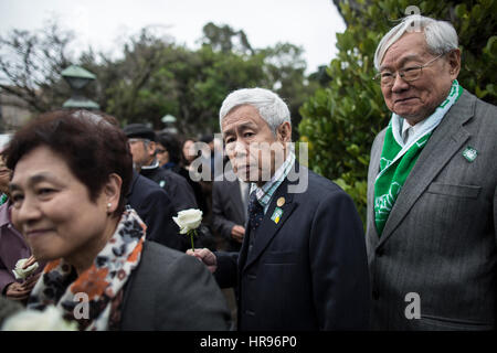 Taipei, Taiwan. 28. Februar 2017. Teilnehmer hält weiße Blume an der 70. Jahrestag Veranstaltung teilnehmen. Präsident von Taiwan Tsai Ing-Wen besucht die 70. Jubiläums-Veranstaltung des 228 Vorfalls in Taipeh am 28. Februar 2017. Bildnachweis: Chan Long Hei/Pacific Press/Alamy Live-Nachrichten Stockfoto