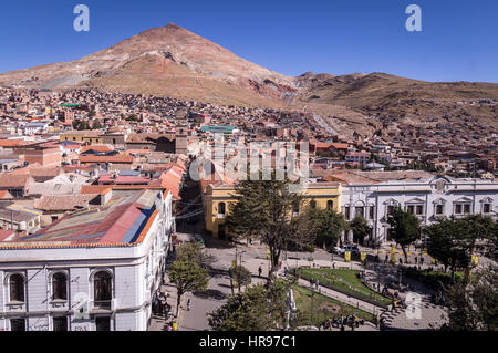 Blick auf das historische Zentrum von Potosi, Bolivien mit Blick auf die Plaza 10 de Noviembre Stockfoto