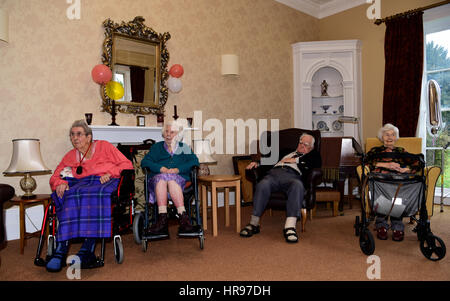 Ältere Menschen, die Entspannung in einem Pflegeheim, Alton, Hampshire, UK. 26. Februar 2017. Stockfoto