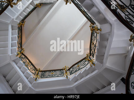 Eine spiralförmige Treppe Aussichtsturm Ansicht von unten. Die Treppe mit goldenen Mustern verziert. Stockfoto