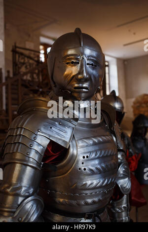 Rüstung europäischen Ritter in der Nähe von 15. bis 17. Jahrhundert. Ritterhelm schaut in die Kamera. Stockfoto