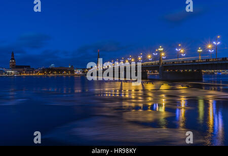 Panorama der beleuchtete Brücke in Riga, Lettland Stockfoto