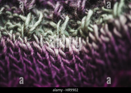 violette und grüne Wolle Schal gestrickt Textur Nahaufnahme Makro Stockfoto