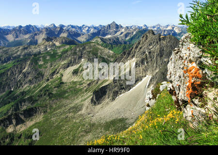 Toller Blick vom hohen Berg zu vielen anderen Peaks Stockfoto