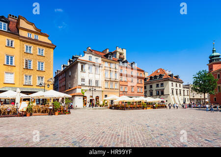 Schlossplatz mit bunten alten Fassaden und Terrassen, Restaurant. Schlossplatz zählt zu den wichtigsten touristischen Attraktionen in der Innenstadt von Warschau, Polen. Stockfoto