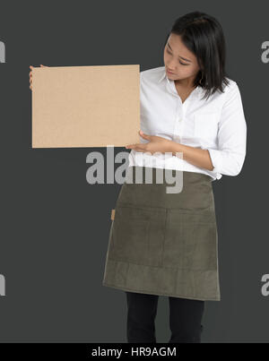 Frau mit Kork Board Kopie Raumkonzept Stockfoto
