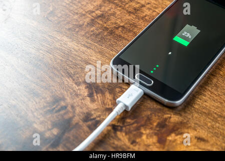 Nahaufnahme des Smartphone aufladen Akkus Stockfoto