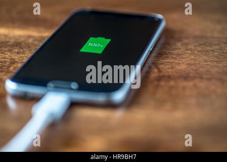 Nahaufnahme des Smartphone aufladen Akkus Stockfoto