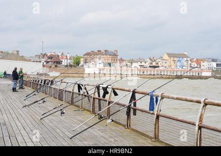 Walton am Meer England, Vereinigtes Königreich-21. Mai 2016: Angelruten am Pier Stockfoto