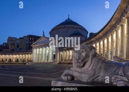 Kirche von San Francesco di Paola am Piazza del Plebiscito Quadrat mit Flutlicht mit der Löwenstatue im Vordergrund, Neapel, Italien. Stockfoto