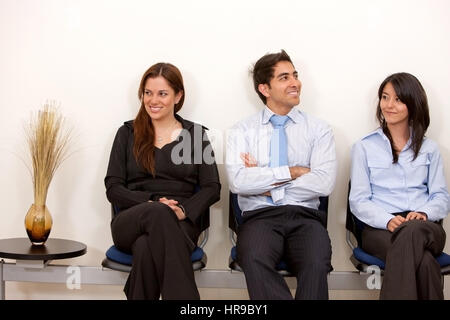 Business-Leute sitzen im Wartezimmer Stockfoto