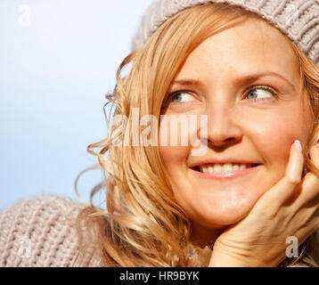 Schöne blonde Frau Porträt Lächeln im freien Stockfoto
