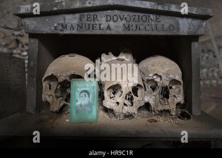 Schädel auf der Fontanelle Cemetery in Neapel, Italien. Stockfoto