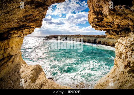 Meereshöhlen in der Nähe von Ayia Napa. Bezirk Famagusta, Zypern Stockfoto