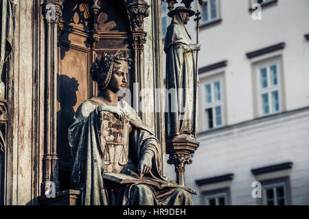 Personifikation der Rechtswissenschaftlichen Fakultät, Dekoration der Statue von Charles IV. Prag, Tschechische Republik. Stockfoto