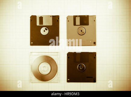 Vintage-Hintergrund - Computer-Disketten und Mini-CD auf dem Bauplan Papier, getönt Stockfoto