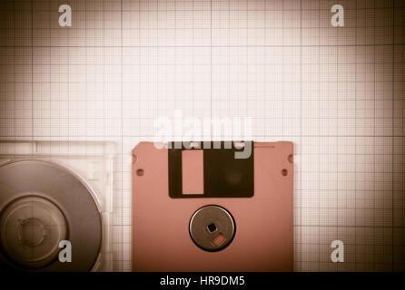 Vintage-Hintergrund - Computer-Disketten und Mini-CD auf dem Bauplan Papier, getönt Stockfoto