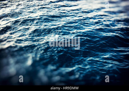Schöne abstrakte dunklen blauen Ozean Hintergrund mit Lichtern unscharf. unscharfen Hintergrund Konzept. Stockfoto