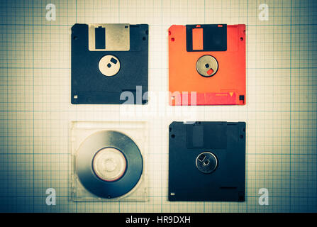 Vintage-Hintergrund - Computer-Disketten und Mini-CD auf dem Bauplan Papier, getönt Stockfoto