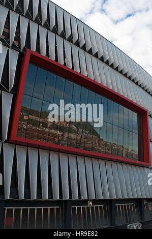 Bilbao: Skyline reflektiert auf dem Bildschirm des San Mames Stadion, das Fußball-Stadion eingeweiht im Jahr 2013 und die Heimat von Athletic Bilbao Stockfoto