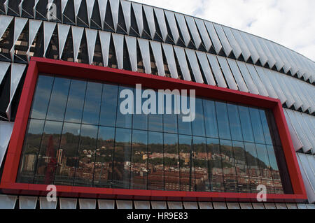 Bilbao: Skyline reflektiert auf dem Bildschirm des San Mames Stadion, das Fußball-Stadion eingeweiht im Jahr 2013 und die Heimat von Athletic Bilbao Stockfoto