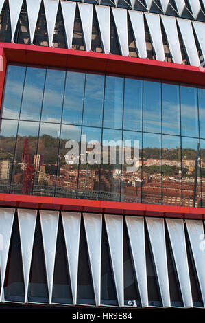 Bilbao: Skyline reflektiert auf dem Bildschirm des San Mames Stadion, das Fußball-Stadion eingeweiht im Jahr 2013 und die Heimat von Athletic Bilbao Stockfoto