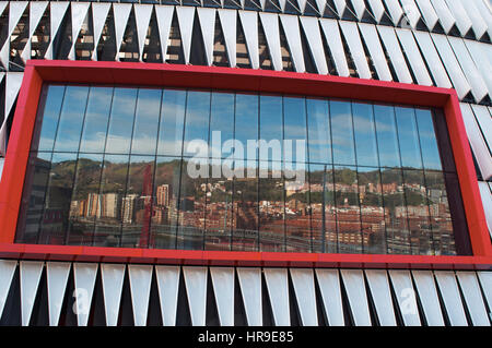 Bilbao: Skyline reflektiert auf dem Bildschirm des San Mames Stadion, das Fußball-Stadion eingeweiht im Jahr 2013 und die Heimat von Athletic Bilbao Stockfoto