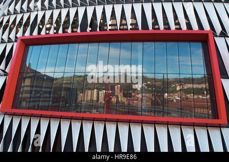 Bilbao: Skyline reflektiert auf dem Bildschirm des San Mames Stadion, das Fußball-Stadion eingeweiht im Jahr 2013 und die Heimat von Athletic Bilbao Stockfoto