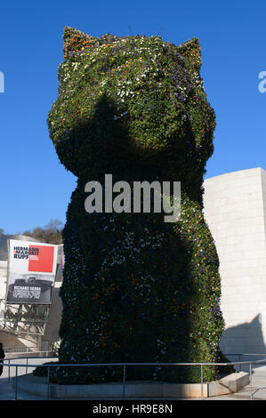 Spanien: die Blume Skulptur Puppy, gegründet 1992 von Jeff Koons am Eingang des Guggenheim Museum Bilbao und Blick auf die Skyline der Stadt Stockfoto