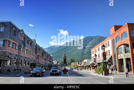 Straßenansicht der berühmten Banff Avenue in einem sonnigen Sommertag in Banff, Alberta. Stockfoto