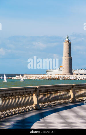 Leuchtturm von Terrazza Mascagni in Livorno, Italien gesehen Stockfoto