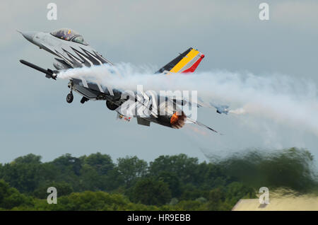 Die belgische Luftwaffe General Dynamics F16 kämpfte gegen Falcon Viper bei der Royal International Air Tattoo Fairford. Belgische Luftkomponente Stockfoto