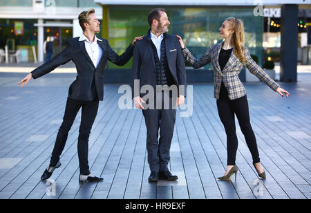 NUR zur redaktionellen Nutzung Tänzer Samuel Percy (links) und Natasha Richardson (rechts) Join Kevin O'Hare, Direktor des Royal Ballet, bei einem Fototermin anlässlich des Royal Ballet ersten Auftritt im Rumpf in 30 Jahren, die an der Stadt New Theatre als Highlight der Hull UK Stadt der Kultur, in der Royal Festival Hall in London stattfinden wird. Stockfoto