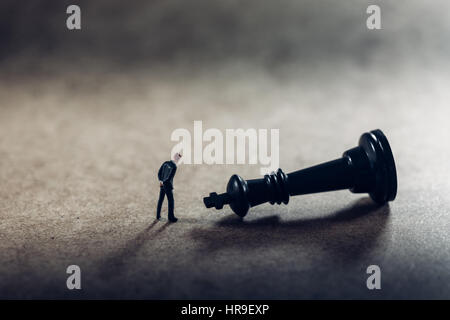 Geschäftsmann und Schach Stück. Entscheidung zu Konzept. Stockfoto