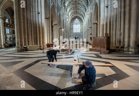 Ein großes Holzkreuz, das zentrale Symbol der Christian Faith, bevor es in York Minster zu Beginn der Fastenzeit am Aschermittwoch symbolisieren aufgehängt ist. Stockfoto