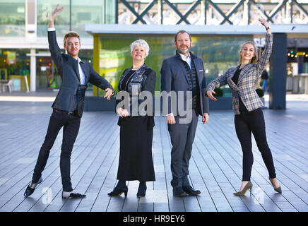 Die Tänzer Samuel Percy (links) und Natasha Richardson (rechts) begleiten Vanessa Hooper, Leiterin der Skelton Hooper School of Dance, und Kevin O'Hare, Direktor des Royal Ballet, bei einer Fotoansprache anlässlich des ersten Auftritts des Royal Ballets in Hull seit 30 Jahren, Die im New Theatre der Stadt als Höhepunkt der Kulturstadt Hull UK in der Royal Festival Hall in London stattfinden wird. Stockfoto