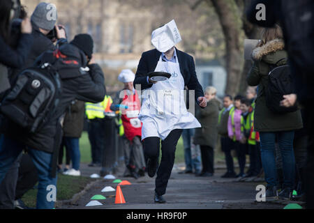 MP für Stoke-on-Trent Süden Rob Flello beteiligt sich die jährliche Reha parlamentarischen Pancake Race in der m/s, Lords und Mitglieder der Medien-Rasse, die einander auf Fastnacht um Geld für die Nächstenliebe der Reha, in Victoria Tower Gardens, London. Stockfoto