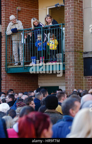 Zuschauer im Fasching Fußball, Ashbourne, Derbyshire, Ash Mittwoch, 10. Februar 2016 Stockfoto