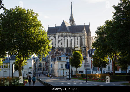 Blick auf die Basilika von Saint-Quentin im Sommer Abendsonne, Picardie, Frankreich Stockfoto