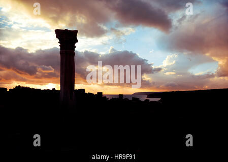 Silhouette von einem antiken Kourion. Distrikt Limassol, Zypern. Stockfoto